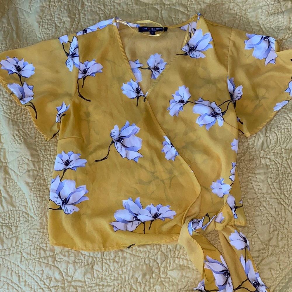 Yellow Floral Wrap-Top🌼